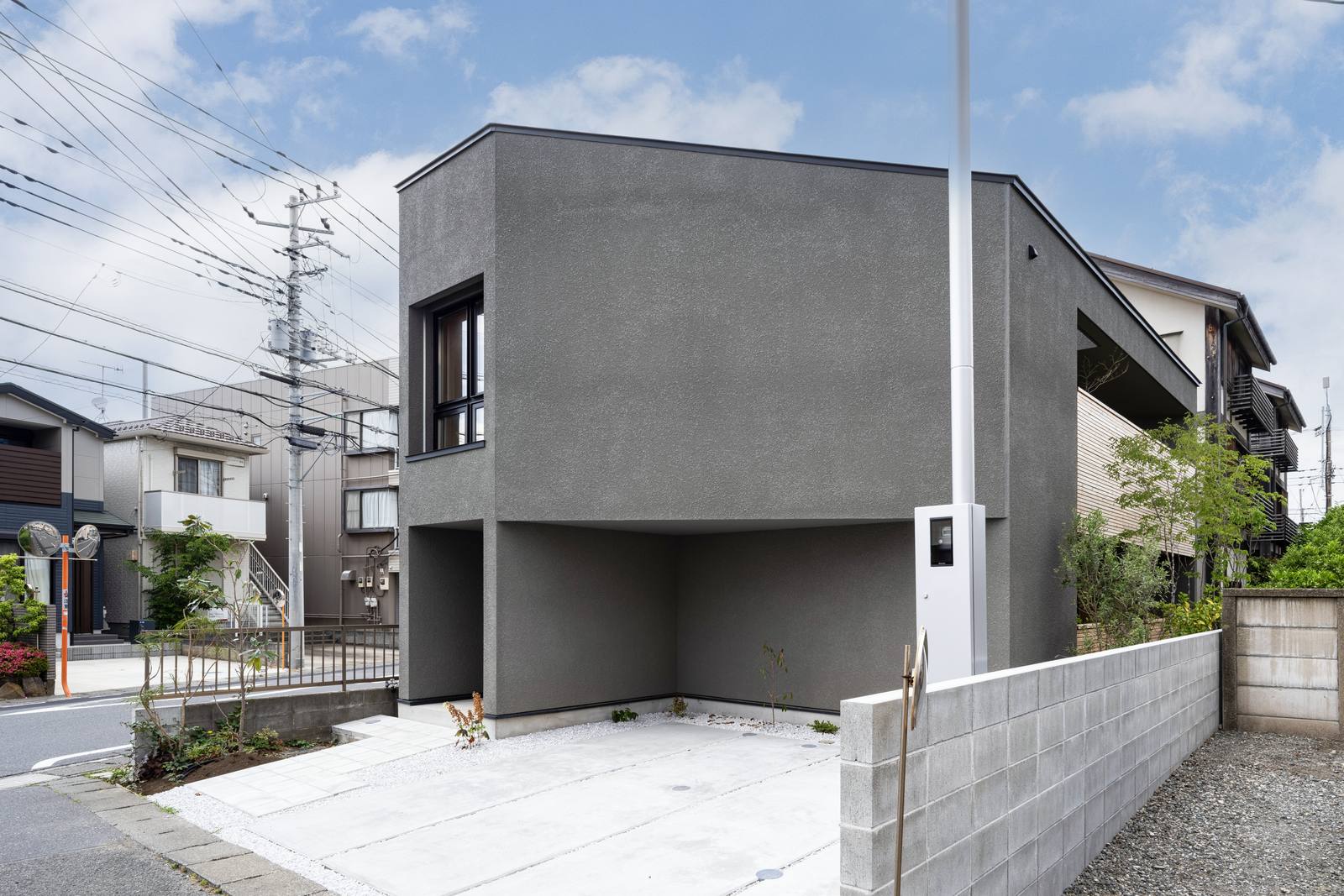 隣家が近接する敷地に建つ2階建ての外観