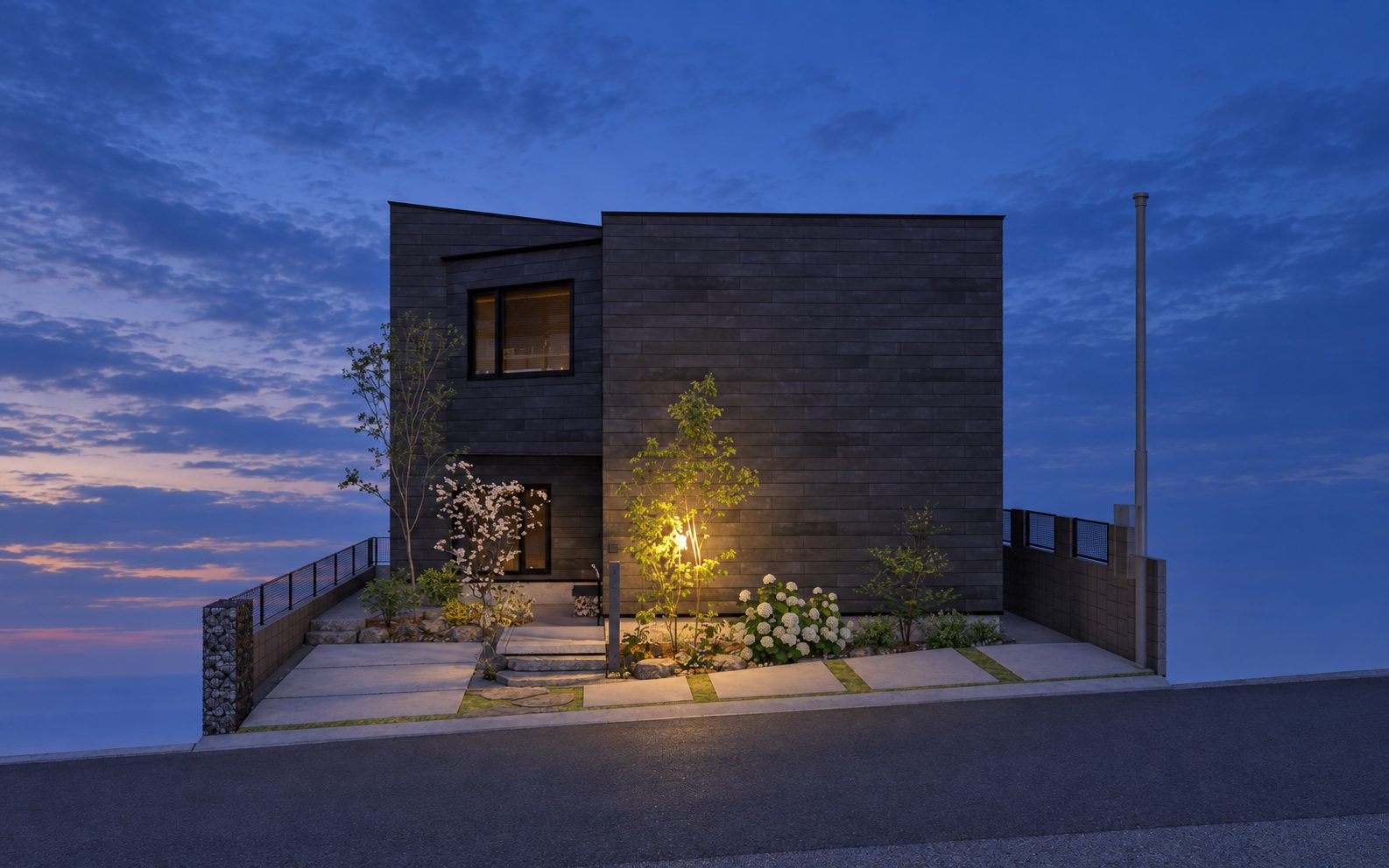 夕暮れどきの住まいの外観